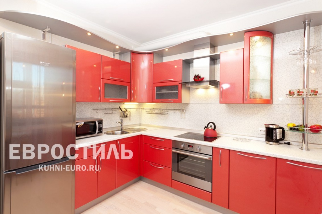 Угловая кухня красного цвета 