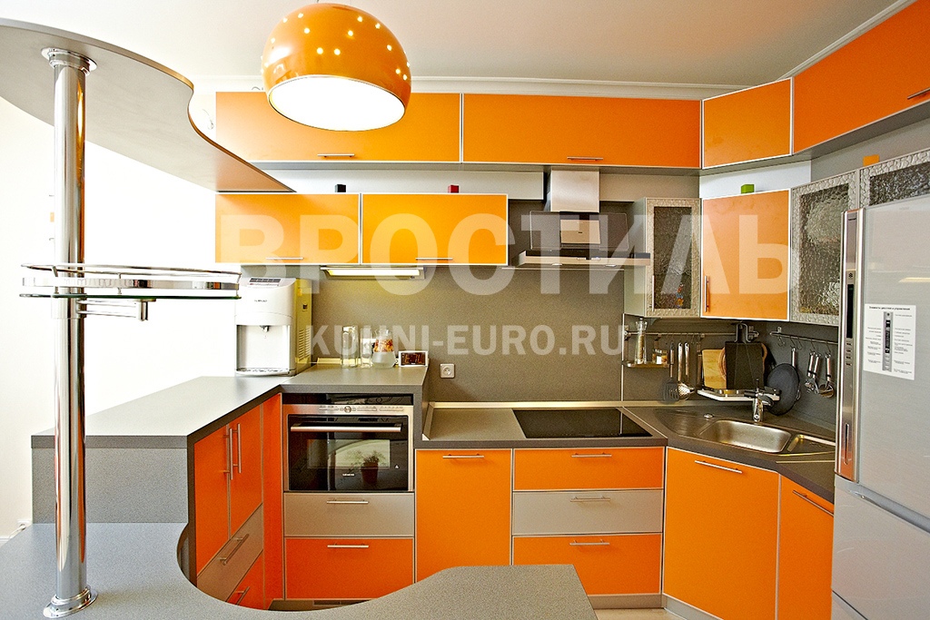 Глянцевая оранжевая кухня